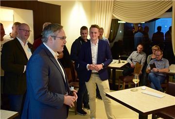 Der neu ngewählte Landrat Marco Prietz (Zweiter von links) gestern im Kreise seiner zevener Parteifreunde.