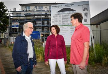 Der Neubau an der Nordstraße ist fast fertig: Bauherr Holger Kühnel (links) mit dem Arzt-Paar Angelika und Dirk Fornacon. Die Mediziner sind Ankermieter und schon eingezogen. 