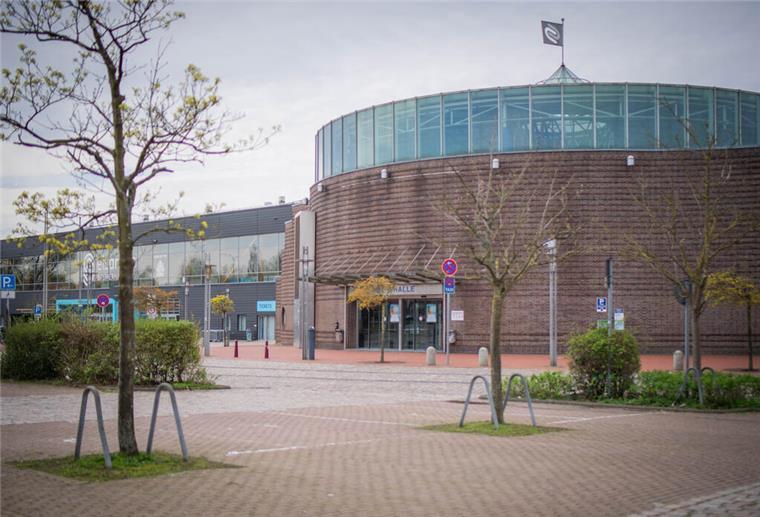Stadthallen-Rumgeeiere! Ein Neubau hätte mehr Charme #isso Die Stadthalle in Bremerhaven im Jahr 2024.
