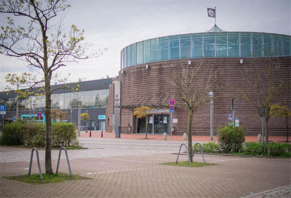 Stadthallen-Rumgeeiere! Ein Neubau hätte mehr Charme #isso Die Stadthalle in Bremerhaven im Jahr 2024.