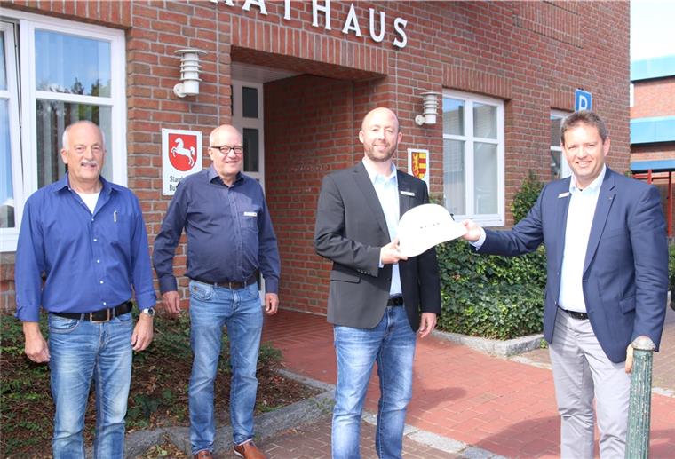 Eigengewächs leitet Bauamt in Butjadinger Rathaus Der neue Amtsleiter für Bau und Bürgerdienste, Eike Bartzsch (3. von links), mit seinen Amtsleiterkollegen Joachim Wulf (Zentrale Dienste, links) und Bernd Rummel (Finanzdienste, 2. von links) sowie Bürgermeister Axel Linneweber. Lorenz