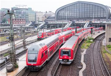 Züge der Regionalbahn und der S-Bahn stehen und fahren im Hauptbahnhof Hamburg 