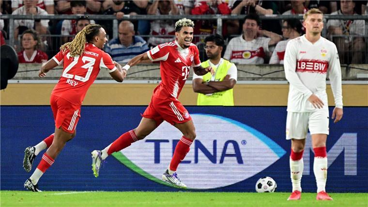 Neuer Bayern-Spieler startet „sehr gut“ Der neue Bayern-Spieler Luis Díaz (Mitte) freut sich über sein Tor.