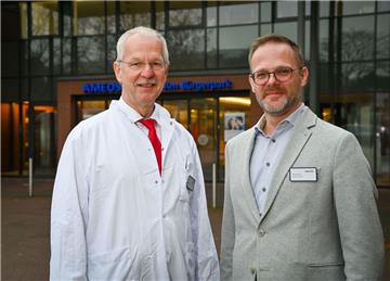 Der Neue begrüßt den Neuen: Krankenhausdirektor Ralph Ehring (rechts) hat seinen Job in Bremerhaven selbst erst vor gut 100 Tagen begonnen und begrüßt den neuen Chefarzt der Chirurgie, Dr. Frank Peter Schulze. 
