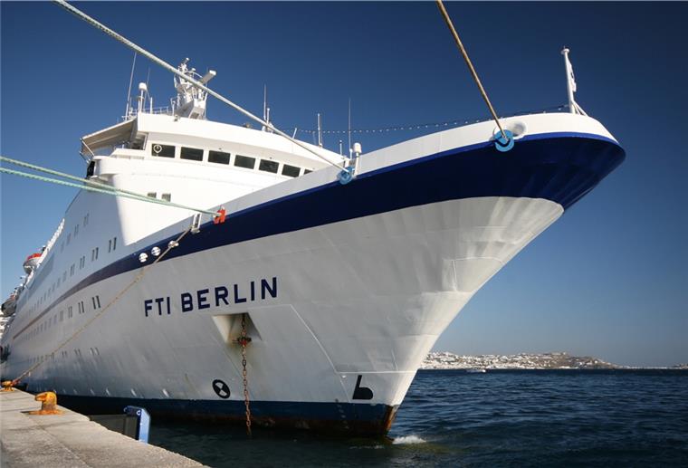 Das „Traumschiff“ wird zur Megayacht Das ehemalige Traumschiff liegt im Hafen.