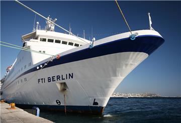 Das ehemalige Traumschiff liegt im Hafen. 
