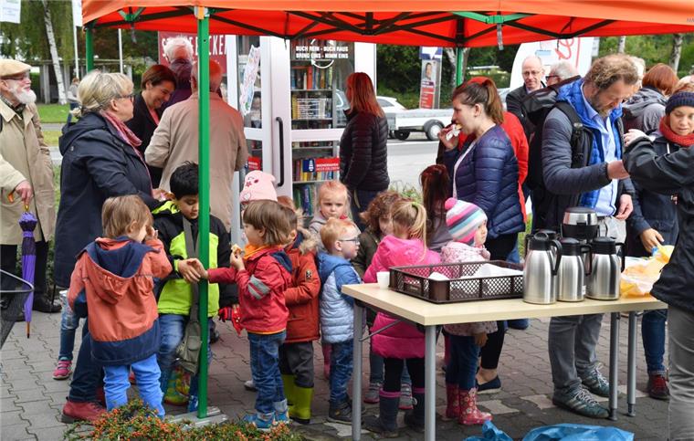 Nach Vandalismus-Attacke: Neuer Bücherschrank in Leherheide eröffnet Der neue Bücherschrank ist eröffnet. Sogar die Kita-Kinder Leherheides kommen zur Feier, denn sie sind die Leseratten von morgen.