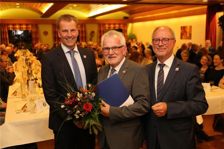 Neuer Bürgermeister in Beverstedt: Guido Dieckmann löst Ulf Voigts ab Der neue Bürgermeister Guido Dieckmann (links) und der Ratsvorsitzende Harald Michaelis verabschieden
Bürgermeister Ulf Voigts (Mitte).