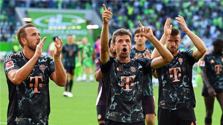 Welcher Umbruch? Rekordspieler Müller bleibt Bayern-Gesicht Der neue Bundesliga-Rekordspieler des FC Bayern: Thomas Müller feiert den Sieg in Wolfsburg.