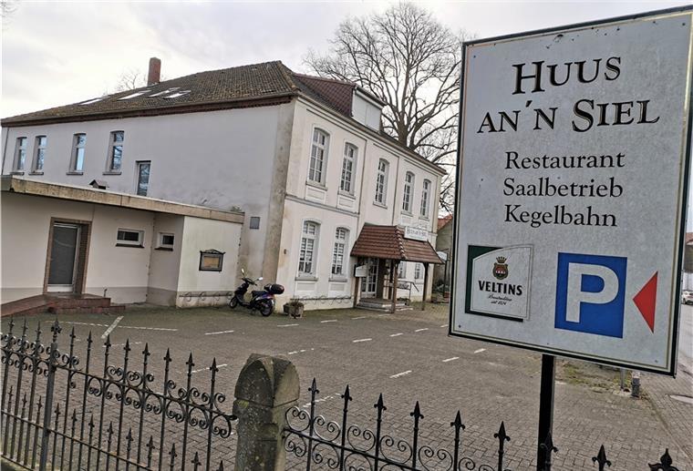 Der neue Eigentümer des Huus an'n Siel, Guido Karl Luer, möchte das Gebäude umfangreich sanieren lassen. Der Bauantrag hierzu soll möglichst im zweiten Quartal gestellt werden.
