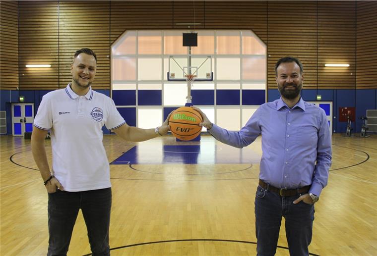 Eigengewächs Macherski kümmert sich um die Eisbären-Talente Der neue Eisbären-Jugendkoordinator Simon Macherski (links) und Geschäftsführer Nils Ruttmann, sein Vorgänger im Amt.