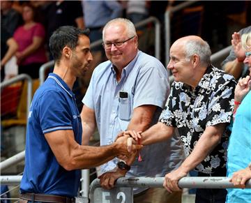 Der neue Eisbären-Sportdirektor Dan Panaggio (rechts) im Gespräch mit Assistenztrainer Chris Harris (links) und Geschäftsführer Wolfgang Grube.