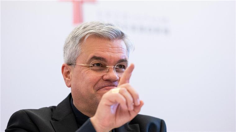 Der neue Erzbischof von Paderborn, Udo Markus Bentz, spricht bei einer Pressekonferenz.