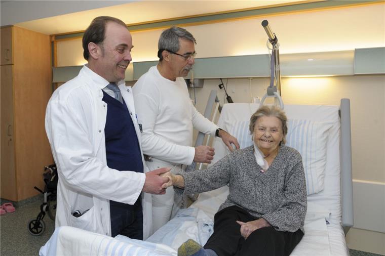Halsschlagader-OP in Bremerhaven nun ohne Vollnarkose möglich Der neue "Experte" Dr. Ralf Winter (links) und Dr. Gábor Keresztury sind im Gespräch mit Patientin Elke Aponte, die sich ohne Vollnarkose an der Halsschlagader hat operieren lassen.