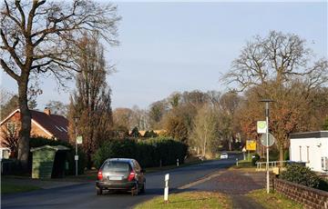 Der neue Fahradweg soll bei der ehemaligen Gastwirtschaft „Zum Bundeskrug“ an die vorhandene Verbindung nach Bad Bederkesa angebunden werden und weiterführen bis zum Ende von Fickmühlens Wohnbebauung in Höhe Brookweg. 