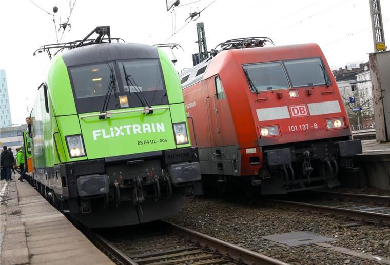 Der neue Fernzug Flixtrain steht vor seiner Premierenfahrt auf dem Bahnhof Altona neben einem Zug der Deutschen Bahn. (zu dpa: «DB und Flixtrain im europäischen Vergleich eher schlecht»)