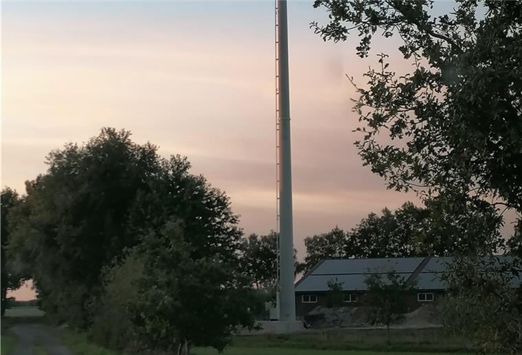 Der neue Funkmast in Breddorf steht schon mal.