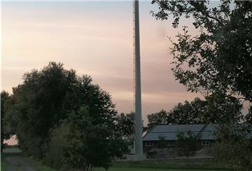 Der neue Funkmast in Breddorf steht schon mal.