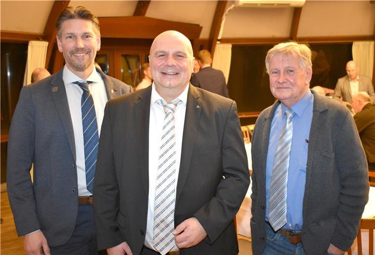 Der neue Heeslinger Bürgermeister Frank Braasch (Mitte) und seine Stellvertreter sind Dionisius Meinders (links) und Hermann Albers (rechts).