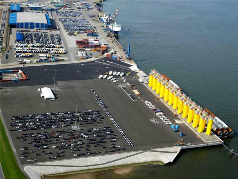 Neuer Anleger in Cuxhaven eingeweiht Der neue Liegeplatz 4 von oben.