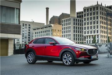 Roter Mazda CX-30 steht in einer Großstadt