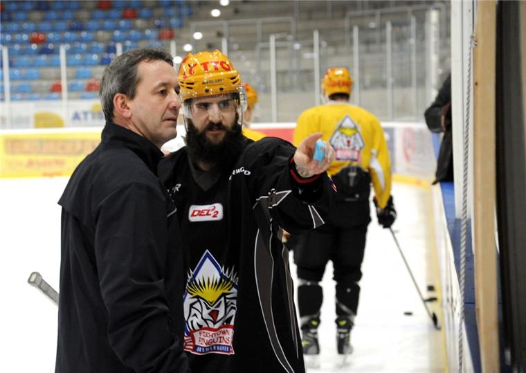 Der neue Pinguins-Trainer Thomas Popiesch (links) im Gespräch mit Verteidiger Cody Lampl. Foto Scheschonka