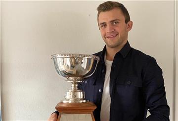 Der neue Pinguins-Verteidiger Anders Krogsgaard bekam jüngst den Pokal als Spieler des Jahres in der 1. dänischen Eishockey-Liga verliehen.