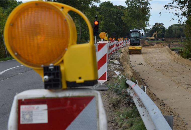 Butjadingen: Arbeiten an neuem Radweg liegen im Zeitplan Der neue Radweg zwischen Brückenhof und Langwarden wird rund 3,3 Kilometer lang. Die Baukosten belaufen sich auf rund 2,6 Millionen Euro.