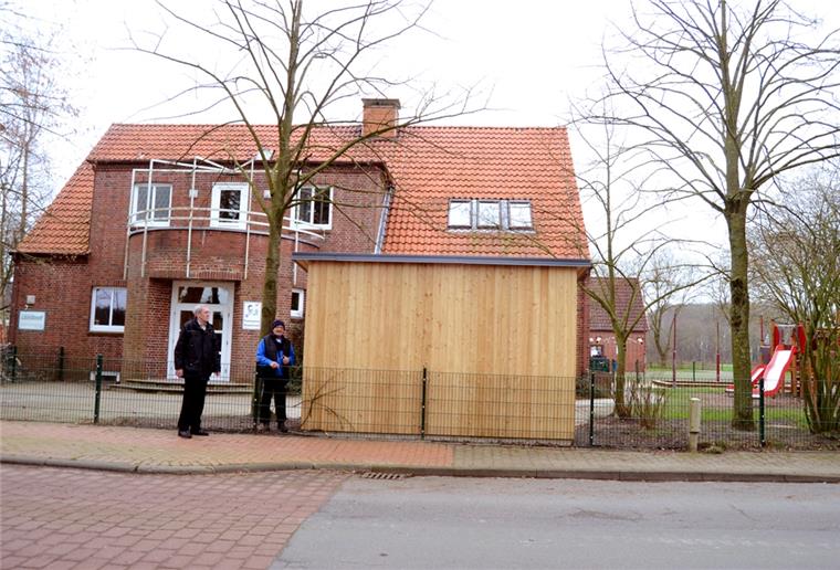 Stinstedt: Kleine Hütte sorgt für großen Ärger Der neue Schuppen vor dem Kindergarten in Stinstedt bietet Platz für Spielzeug und Geräte. Das Gebäude passe dort aber optisch überhaupt nicht hin, meint Harald Wrede (links), der auch Mitglied im Gemeinderat ist.