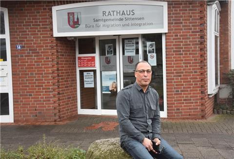 Das Foto zeigt Abdelhamid Badoui vor dem Büro für Migration und Integration sitzend. 