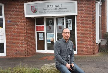 Das Foto zeigt Abdelhamid Badoui vor dem Büro für Migration und Integration sitzend. 