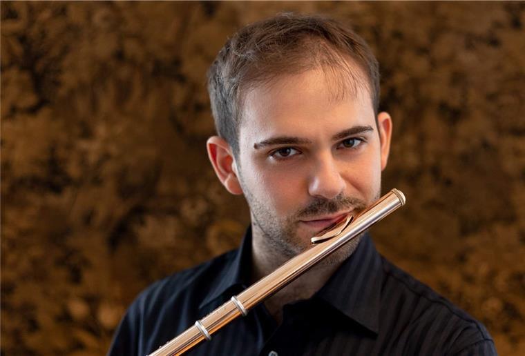 Der neue Soloflötist Carmineluigi Amabile ist der Solist im Sinfoniekonzert. Er spielt ein Concertino der französischen Komponistin Cécile Chaminade.