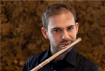 Der neue Soloflötist Carmineluigi Amabile ist der Solist im Sinfoniekonzert. Er spielt ein Concertino der französischen Komponistin Cécile Chaminade.