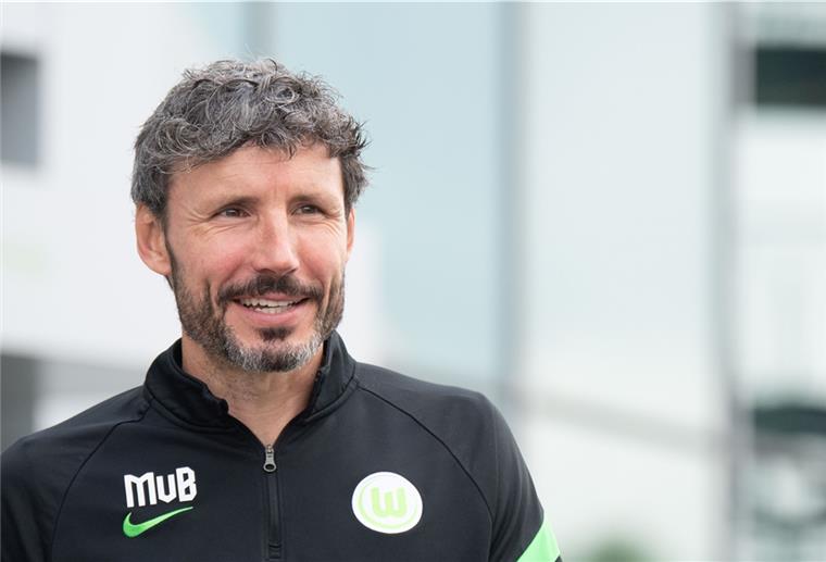 Sechstes Ticket gratis: Wolfsburger beweisen Selbstironie Der neue Trainer der Wölfe, Mark van Bommel, möchte vor dem Bundesliga-Auftakt nicht mehr über seinen Wechselfehler in Münster sprechen. Die Selbstironie des VfL gefällt dem 44-jährigen Niederländer allerdings: „Es ist schön, wie der Verein damit umgeht.“