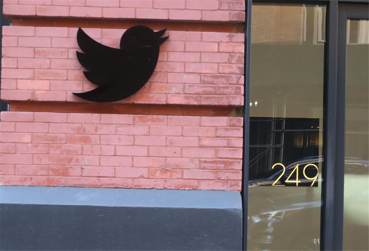 Erste Woche im Besitz von Elon Musk erschüttert Twitter Das Twitter-Logo hängt außen an den Büros in der 249 17th Street in Chelsea.