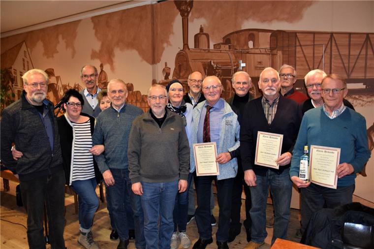 Butjadinger Shantychor: Bald kommt die neue Blinkfüer-CD Der neue Vorstand und die geehrten Chormitglieder vom Butjenter Blinkfüer stellten sich zum Gruppenfoto.