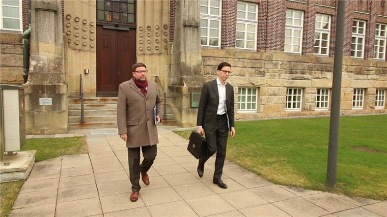 Elsflether Werft: Insolvenzantrag am Amtsgericht Nordenham eingereicht Der neue Vorstandschef der Elsflether Werft, Axel Birk (links), und der vorläufige Insolvenzverwalter Tobias Brinkmann verlassen das Nordenhamer Amtsgericht.