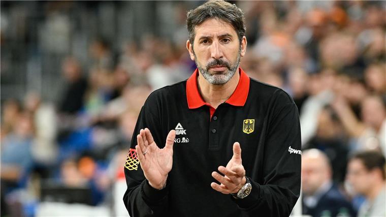 Basketballer holen ersten Sieg unter Bundestrainer Mumbrú Der neuen Basketball-Bundestrainer Álex Mumbrú konnte sich über seinen ersten Sieg freuen.