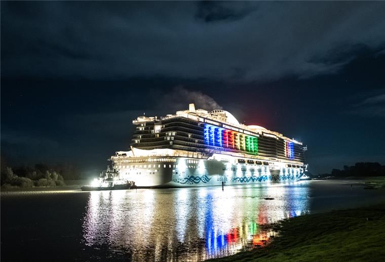 Neues Kreuzfahrtschiff „Aidacosma“ erreicht das offene Meer Die "Aidacosma" auf der Ems.