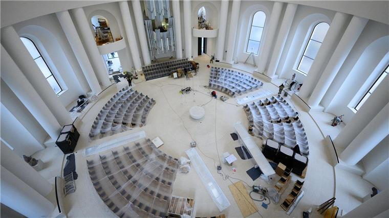 Berlins Bischofskirche mit Altar statt Öffnung in der Mitte Der neugestaltete Innenraum der Sankt Hedwigs-Kathedrale am Bebelplatz in Berlin-Mitte. Zentrales Element ist der mittig aufgestellte Altar in Form einer Halbkugel.
