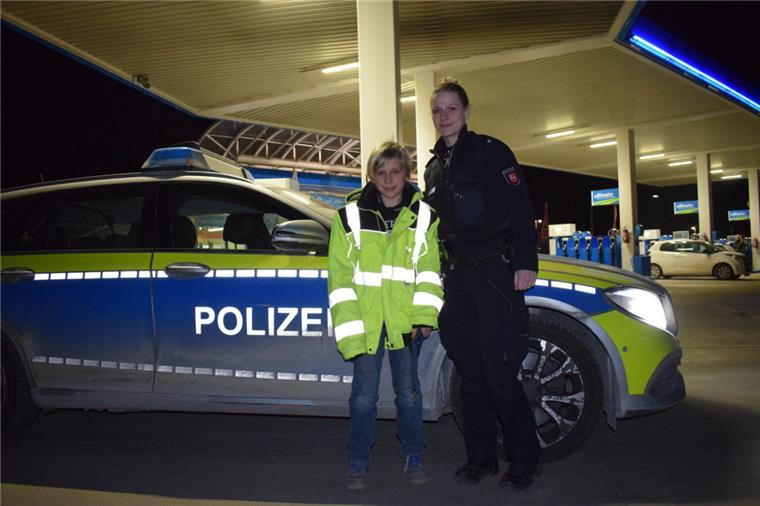 Nach Fußballspiel: Neunjähriger auf Autobahn-Raststätte vergessen Der neunjährige Jannis wurde von der Autobahnpolizei bis nach Göttingen gebracht, nachdem ihn seine Reisegruppe auf einer Raststätte vergessen hatte.