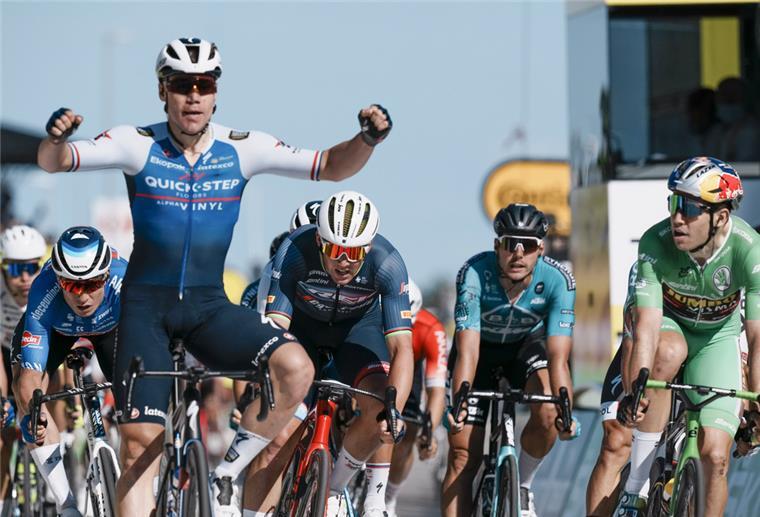 Zwei Jahre nach Horror-Sturz: Jakobsen schreibt Radsport-Märchen Der Niederländer Fabio Jakobsen (links) von Quick-Step Alpha Vinyl überquert die Ziellinie vor dem Belgier Wout Van Aert (rechts) von Jumbo-Visma und dem Dänen Mads Pedersen von Trek Segafredo.