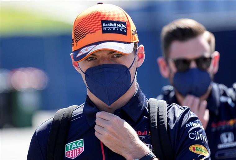 Formel 1: Verstappen sichert sich die Pole Der Niederländer Max Verstappen startet beim Großen Preis der Steiermark in Spielberg von der Pole Position. Er verwies Lewis Hamilton bei der Qualifikation auf Platz zwei.