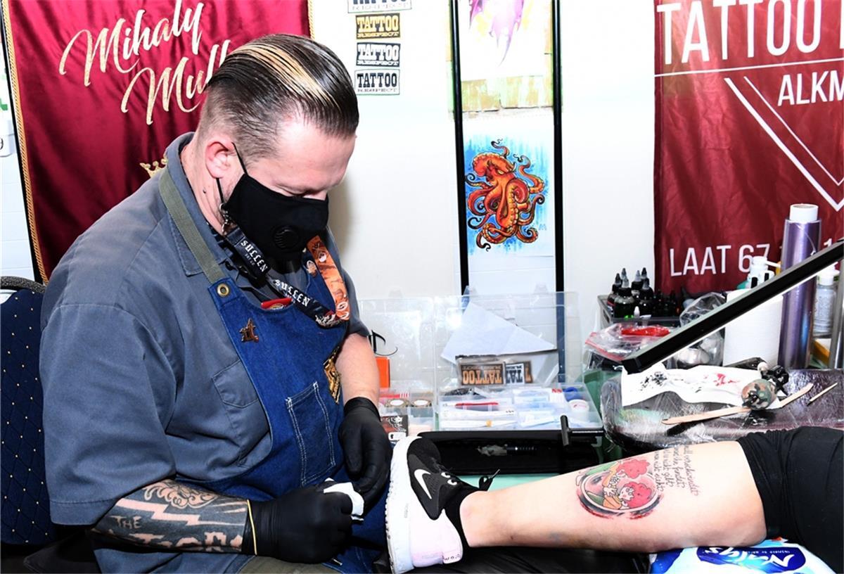 Tattoo-Event wird in Bremerhaven gut angenommen Der Niederländer Mihaly Muller sticht in Bremerhaven ein Pumuckl-Motiv auf das Bein seiner Kundin.