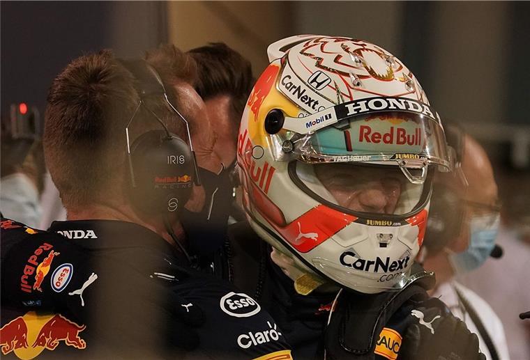 Verstappen holt sich Pole Position in der Formel 1 Der niederländische Fahrer Max Verstappen (rechts) vom Team Red Bull Racing jubelt mit einem Mechaniker über die Pole Position.