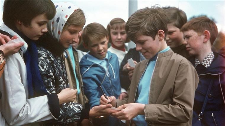 Für immer „Mama“ - Hein „Heintje“ Simons zum 70. Der niederländische Schlagersänger Heintje - eigentlich Hein Simons - gibt Autogramme. (Archivfoto)