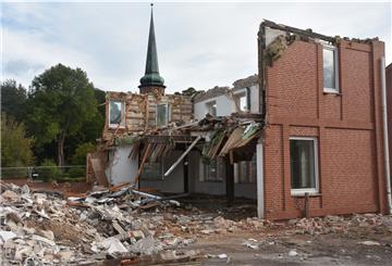 Der „Niedersachsenhof“ am Montagabend. Nur ein kleiner Rest stand noch, den sich die Abrissbagger heute vornehmen wollten. In den nächsten Tagen machen sie sich über den ehemaligen Saal her. Drei bis vier Wochen werden die Abrissarbeiten noch dauern.