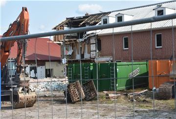 Der „Niedersachsenhof“ in Sittensen wird abgerissen. Auf dem Gelände soll ein Seniorenpflegeheim entstehen. Die Möbel aus den Hotelzimmern spendete der Investor den Flüchtlingen in der Börde Sittensen. 