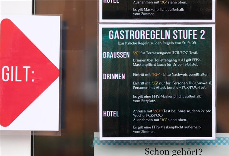 Niedersachsen können sich auf weitere Lockerungen freuen Regeln für die Gastronomie während der Corona-Pandemie hängen am Eingang eines Restaurants