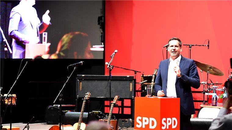 Der niedersächsische Wirtschaftsminister Olaf Lies (SPD) spricht bei einer Wahlkampfveranstaltung in Bremen.